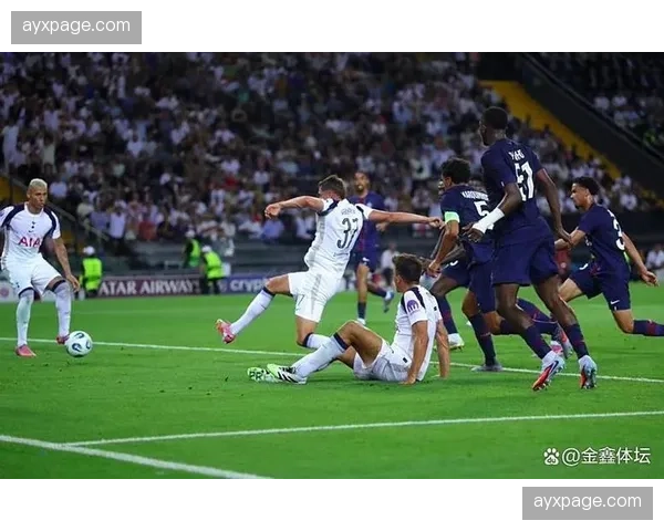 镜头捕捉：克莱蒙门将扑出点球后，与后卫激烈争吵